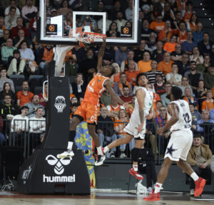 Jugador de Valencia Basket realizando una volcada durante el partido contra Olimpia de Milán.