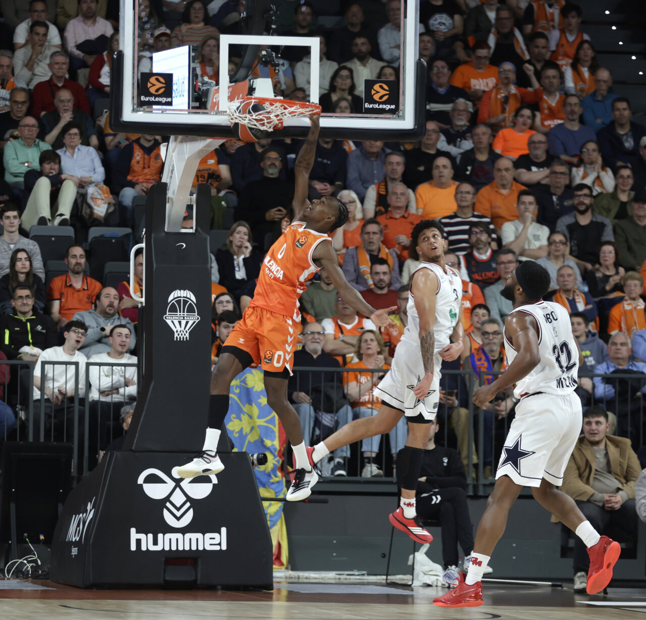 Jugador de Valencia Basket realizando una volcada durante el partido contra Olimpia de Milán.