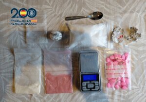 Sustancias estupefacientes y báscula incautadas por la policía