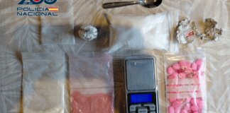 Arrestan a una mujer que traficaba con drogas en una vivienda de València en la que cuidaba a una anciana Sustancias estupefacientes y báscula incautadas por la policía