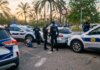 Policía Local de Valencia deteniendo a un taxista ilegal en la calle.