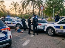 Policía Local de Valencia deteniendo a un taxista ilegal en la calle.