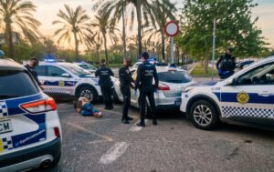 Policía Local de Valencia deteniendo a un taxista ilegal en la calle.