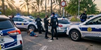 Policía Local de Valencia deteniendo a un taxista ilegal en la calle.