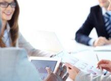 Reunión de asesoría empresarial con gráficos y tablet