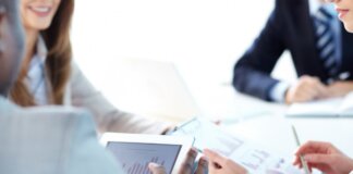 Reunión de asesoría empresarial con gráficos y tablet