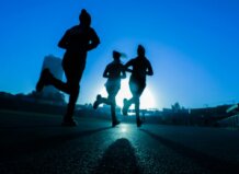 Godella y el Consorci Esports Horta, entre las entidades beneficiarias de las ayudas de la Generalitat a los Jocs Esportius Tres corredores en silueta corriendo al amanecer en una pista
