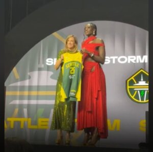 Awa Fam recibiendo su camiseta del Seattle Storm en el Draft 2026