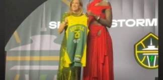 Awa Fam recibiendo su camiseta del Seattle Storm en el Draft 2026