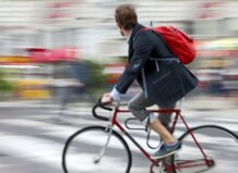 Joven montando una bicicleta en una calle de Burjassot