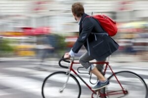 Joven montando una bicicleta en una calle de Burjassot