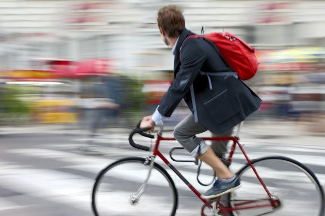 Joven montando una bicicleta en una calle de Burjassot
