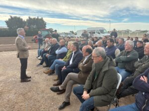 Miguel Barrachina se reúne con agricultores de l'Horta de València.