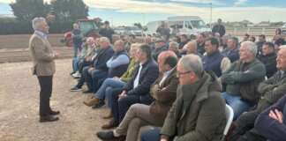 Miguel Barrachina se reúne con agricultores de l'Horta de València.