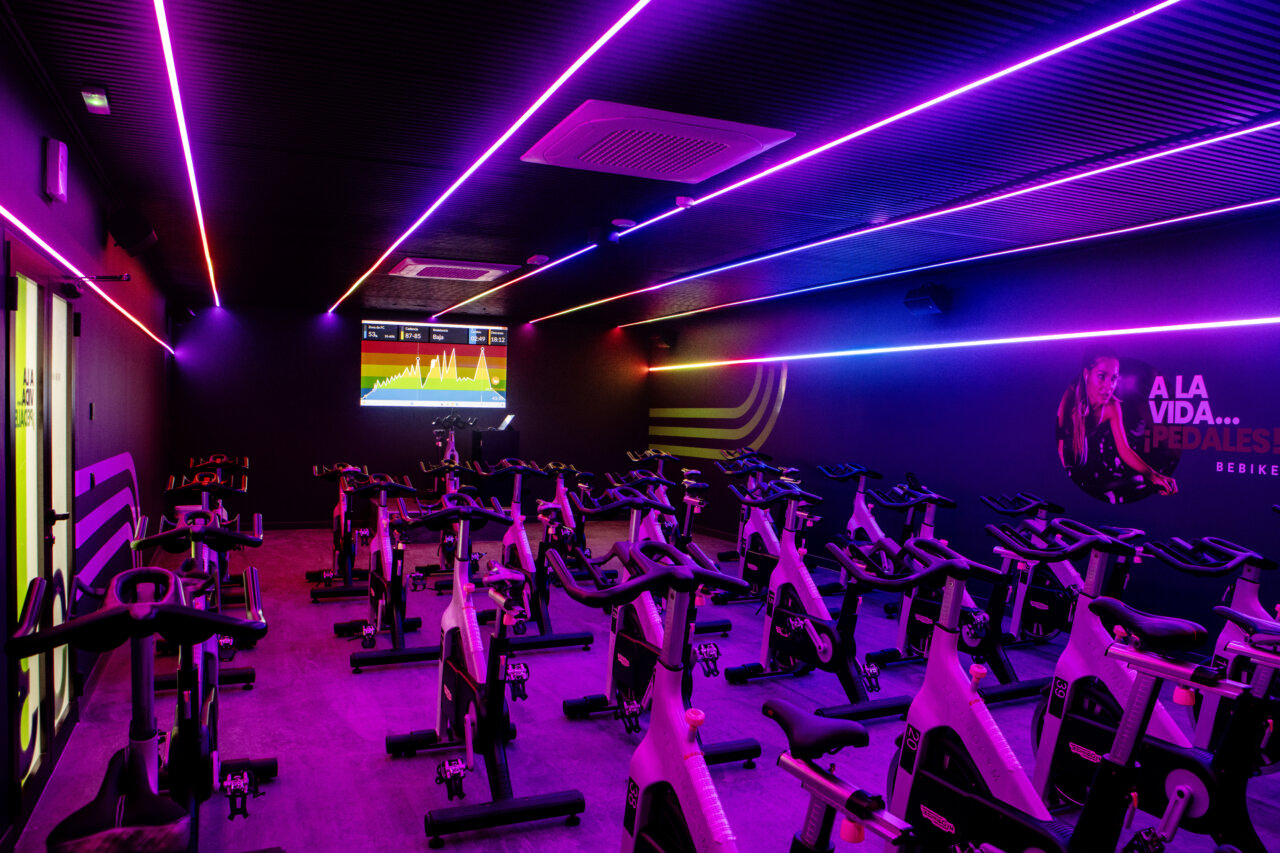 Sala de spinning iluminada con luces de colores en BeOne Albal