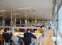 Estudiantes en la biblioteca de Torrent durante el horario ampliado de exámenes