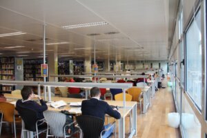 Estudiantes en la biblioteca de Torrent durante el horario ampliado de exámenes