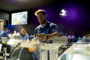 Biólogo trabajando en el laboratorio de medusas del Oceanogràfic de Valencia