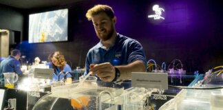 Biólogo trabajando en el laboratorio de medusas del Oceanogràfic de Valencia