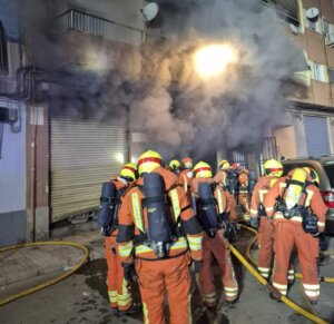 Bomberos trabajando en un incendio en Quart de Poblet