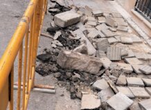 Bordillos de piedra en mal estado en una acera de Rocafort