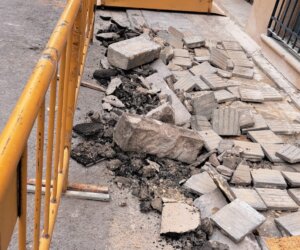 Bordillos de piedra en mal estado en una acera de Rocafort