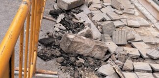 Bordillos de piedra en mal estado en una acera de Rocafort