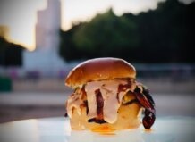 Hamburguesa gourmet con ingredientes frescos y salsas