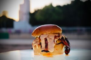 Hamburguesa gourmet con ingredientes frescos y salsas