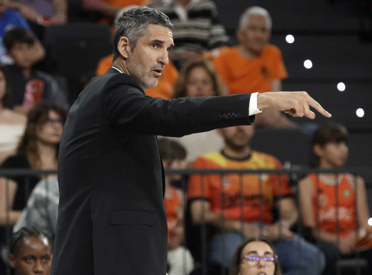 El entrenador Rubén Burgos dirigiendo al Valencia Basket tras una derrota