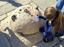 Estudiante interactuando con un objeto en Burjassot durante una actividad matemática