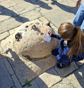 Estudiante interactuando con un objeto en Burjassot durante una actividad matemática
