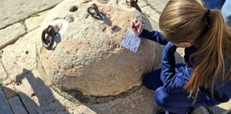 Estudiante interactuando con un objeto en Burjassot durante una actividad matemática