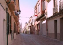 Calle en Burjassot con edificios residenciales y pavimento de ladrillo
