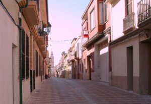 Calle en Burjassot con edificios residenciales y pavimento de ladrillo