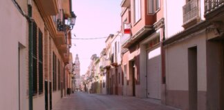 Calle en Burjassot con edificios residenciales y pavimento de ladrillo