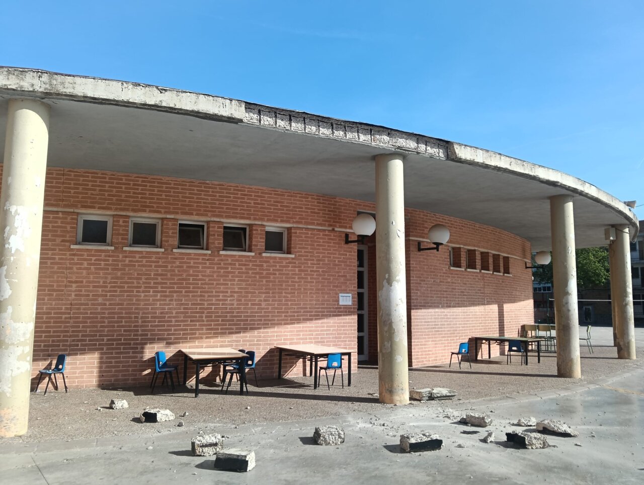 La fachada del CEIP Cervantes presenta escombros tras una caída reciente.