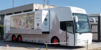 Camión de emergencias con gráficos educativos en su lateral