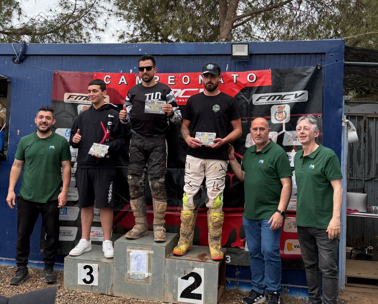 Pilotos en el podio del Campeonato de Motocross en Massamagrell