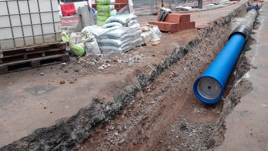 Canonada de agua en una obra en Sueca con materiales de construcción