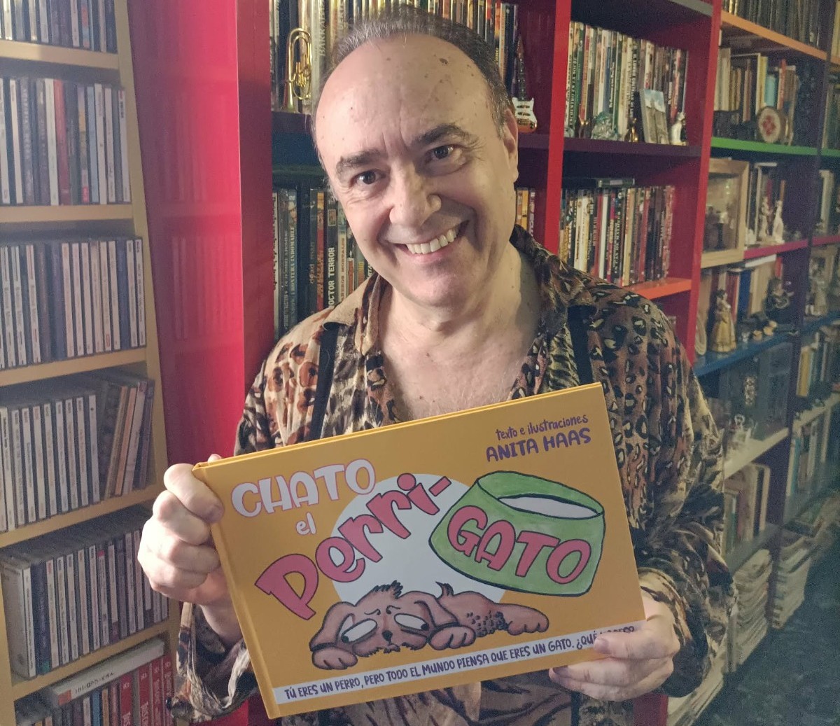 Carlos Aguilar presenta su obra Chato el Perrigato en un entorno literario.