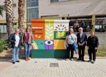 Grupo de personas frente a un mural en la Casa de Cultura de Alboraya.