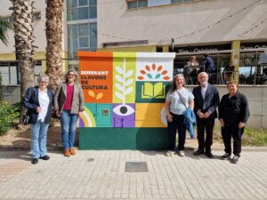Grupo de personas frente a un mural en la Casa de Cultura de Alboraya.