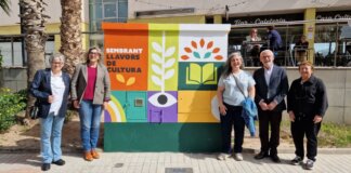 Grupo de personas frente a un mural en la Casa de Cultura de Alboraya.
