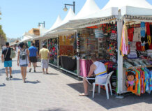 Casetas de venta en el paseo marítimo del Cabanyal con turistas