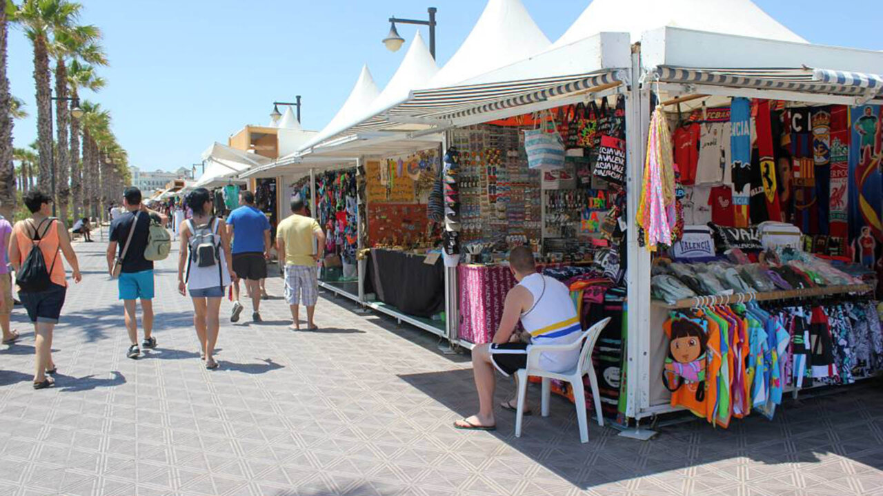 Casetas de venta en el paseo marítimo del Cabanyal con turistas
