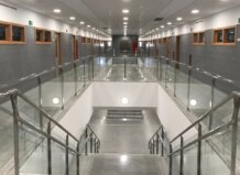 Interior del CEIP El Rajolar en Aldaia con pasillos y escaleras