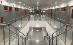 Interior del CEIP El Rajolar en Aldaia con pasillos y escaleras