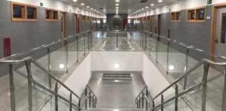 Interior del CEIP El Rajolar en Aldaia con pasillos y escaleras