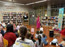 Cuentacuentos en la Cova Gran de Paterna con niños y adultos escuchando.